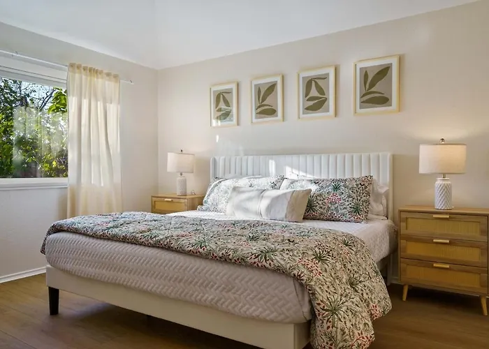 Modern & Cozy 3br Retreat W Table Tennis • Sleeps 6 Holiday home *
