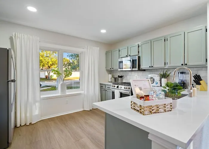 Modern & Cozy 3br Retreat W Table Tennis • Sleeps 6 *